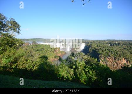 Blick auf die Iguazu-Fälle, Grenze zwischen Brasilien und Argentinien. Die Wasserfälle sind eines der sieben Weltwunder und befinden sich im Iguazu Natio Stockfoto