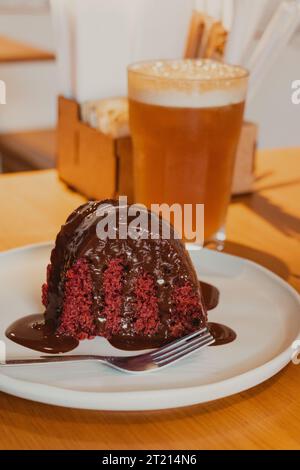Schokoladenkuchen auf einem Teller serviert Stockfoto