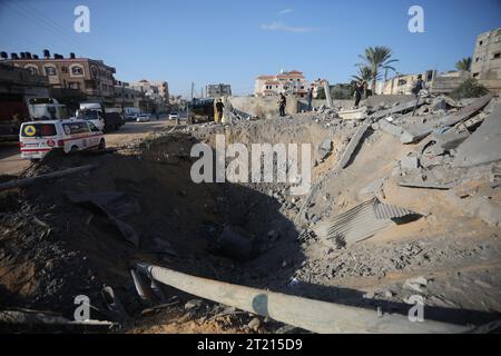 Rafah, Gaza. Oktober 2023. Der Rand eines großen Kraters nach einem israelischen Luftangriff in Rafah im Süden des Gazastreifens am Montag, den 16. Oktober 2023. Die Zahl der Todesopfer durch israelische Streiks im Gazastreifen ist auf fast 3.000 gestiegen, sagte das palästinensische Gesundheitsministerium. Eine israelische Bodenoffensive wird diese Woche erwartet. Quelle: UPI/Alamy Live News Stockfoto