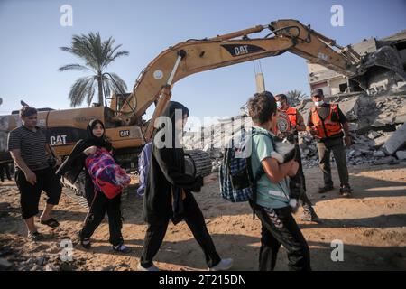 Rafah, Gaza. Oktober 2023. Palästinensische Familie flüchtet nach einem israelischen Streik im südlichen Gazastreifen am Montag, 16. Oktober 2023. Die Zahl der Todesopfer durch israelische Streiks im Gazastreifen ist auf fast 3.000 gestiegen, sagte das palästinensische Gesundheitsministerium. Eine israelische Bodenoffensive wird diese Woche erwartet. Quelle: UPI/Alamy Live News Stockfoto