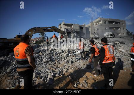 Rafah, Gaza. Oktober 2023. Palästinensische Retter gehen nach einem israelischen Luftangriff in Rafah im Süden des Gazastreifens am Montag, den 16. Oktober 2023, über die Trümmer eines Gebäudes. Die Zahl der Todesopfer durch israelische Streiks im Gazastreifen ist auf fast 3.000 gestiegen, sagte das palästinensische Gesundheitsministerium. Eine israelische Bodenoffensive wird diese Woche erwartet. Quelle: UPI/Alamy Live News Stockfoto