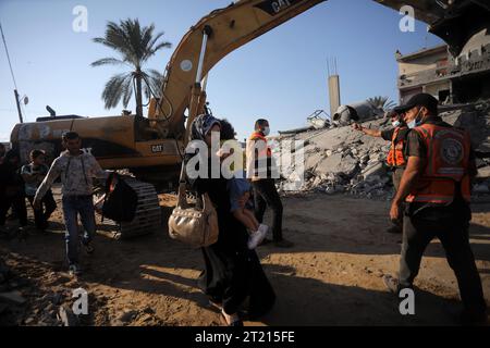 Rafah, Gaza. Oktober 2023. Palästinensische Familie flüchtet nach einem israelischen Streik im südlichen Gazastreifen am Montag, 16. Oktober 2023. Die Zahl der Todesopfer durch israelische Streiks im Gazastreifen ist auf fast 3.000 gestiegen, sagte das palästinensische Gesundheitsministerium. Eine israelische Bodenoffensive wird diese Woche erwartet. Quelle: UPI/Alamy Live News Stockfoto