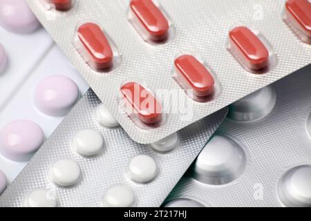 Stapel verschiedener Pillen und Tabletten in Blisterpackungen. Gesundheitswesen und Medizinkonzept. Pillen Hintergrund Stockfoto