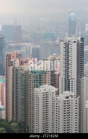 Blick von oben auf Wolkenkratzer an einem bewölkten Tag. Ideal, um das Leben in der Großstadt, der Metropole, zu repräsentieren. Panoramablick auf eine Stadt von oben auf einer bewölkten Fläche Stockfoto