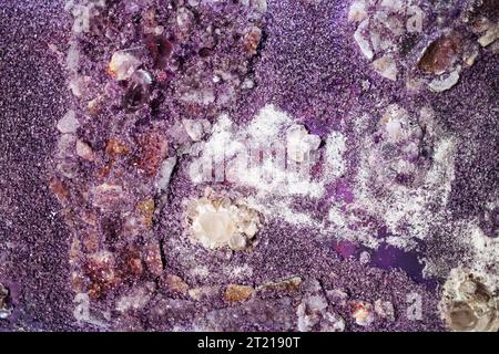 Hintergrund der Amethyst-Textur. Violette Oberfläche, Naturkristall. Stockfoto