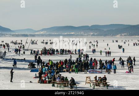 Wintersport auf dem gefrorenen Joux-See im schweizer jura Stockfoto