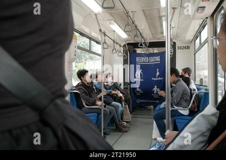 Manila, Philippinen: Philippinische Pendler in der weiblichen Kabine in einem LRT-Zug der Linie 1. Im Fach für den Nahverkehr 1. Öffentliche Verkehrsmittel. Stockfoto