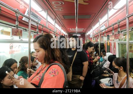 Manila, Philippinen: Philippinische Pendler in der weiblichen Kabine in einem LRT-Zug der Linie 1. Light Rail Transit 1 voll mit Personen. Öffentliche Verkehrsmittel. Stockfoto