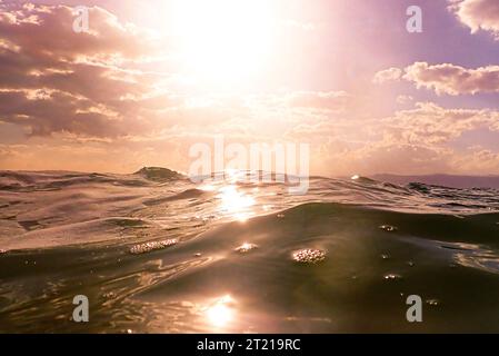 Ein malerischer Blick auf den Sonnenuntergang über dem Toten Meer in Jordanien Stockfoto