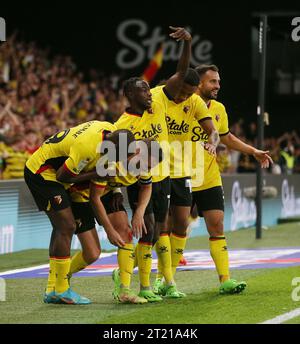 NACH DEM 1:0-TOR geht Tom Cleverley aus Watford bei seiner Torfeier verletzt nach einem Treffer von Watford 1-0 gegen Burnley. - Watford gegen Burnley, Sky Bet Championship, Vicarage Road Stadium, Watford. - 12. August 2022. Nur redaktionelle Verwendung – es gelten Einschränkungen für DataCo. Stockfoto