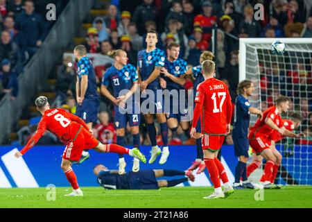 Cardiff City Stadium, Cardiff, Großbritannien. Oktober 2023. UEFA-Euro-Qualifikationsgruppe D Fußball, Wales gegen Kroatien; Harry Wilson von Wales nimmt einen Freistoß über die kroatische Verteidigungsmauer. Beschreibung: Action Plus Sports/Alamy Live News Stockfoto