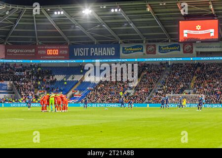 Cardiff City Stadium, Cardiff, Großbritannien. Oktober 2023. UEFA Euro Qualifying Group D Fußball, Wales gegen Kroatien; walisische Spieler drängen sich vor dem Spiel. Beschreibung: Action Plus Sports/Alamy Live News Stockfoto