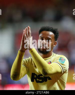 Jojo Wollacott von Charlton Athletic applaudiert die Fans von Charlton Athletic, nachdem sie im Elfmeterschießen gegen die Queens Park Rangers gekämpft haben. - Charlton Athletic gegen Queens Park Rangers, EFL Cup, Carabao Cup, Runde 1, das Valley Stadium, London. - 9. August 2022. Nur redaktionelle Verwendung – es gelten Einschränkungen für DataCo. Stockfoto