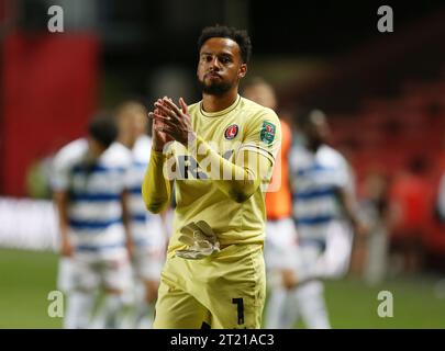 Jojo Wollacott von Charlton Athletic applaudiert die Fans von Charlton Athletic, nachdem sie im Elfmeterschießen gegen die Queens Park Rangers gekämpft haben. - Charlton Athletic gegen Queens Park Rangers, EFL Cup, Carabao Cup, Runde 1, das Valley Stadium, London. - 9. August 2022. Nur redaktionelle Verwendung – es gelten Einschränkungen für DataCo. Stockfoto