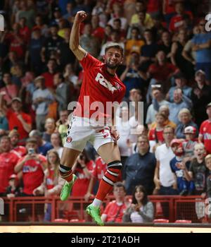 Aaron Henry von Charlton Athletic feiert die Luft, nachdem er das Elfmeterschießen gegen die Queens Park Rangers gewonnen hat. - Charlton Athletic gegen Queens Park Rangers, EFL Cup, Carabao Cup, Runde 1, das Valley Stadium, London. - 9. August 2022. Nur redaktionelle Verwendung – es gelten Einschränkungen für DataCo. Stockfoto