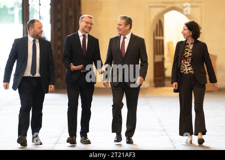 Shadow Scotland Sekretär Ian Murray (links), Labour-Chef Sir Keir Starmer (rechts) und Anneliese Dodds (rechts) begrüßen Michael Shanks (links), den neu gewählten Labour-Abgeordneten für Rutherglen und Hamilton West in den Houses of Parliament in London. Bilddatum: Montag, 16. Oktober 2023. Stockfoto