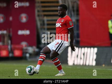 Diallang Jaiyesimi von Charlton Athletic am Ball gegen Queens Park Rangers. - Charlton Athletic gegen Queens Park Rangers, EFL Cup, Carabao Cup, Runde 1, das Valley Stadium, London. - 9. August 2022. Nur redaktionelle Verwendung – es gelten Einschränkungen für DataCo. Stockfoto