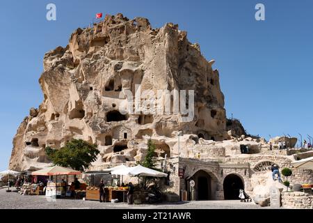 Uchisar, Kappadokien Türkei - 11. Juli 2023: Außenansicht der Burg Uchisar Stockfoto