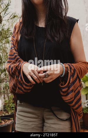 Boho-Frau mit Modeschmuck Stockfoto