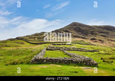 19. Mai 2022: Hardknott Pass, Cumbria, Vereinigtes Königreich – Überreste des römischen Forts Hardknott an einem hellen Frühlingstag. Stockfoto