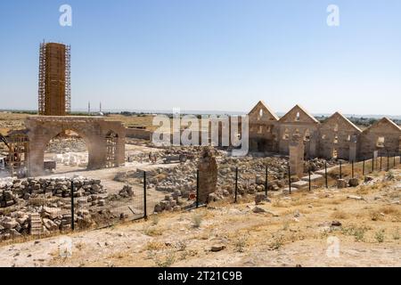 Harran, Sanliurfa, Türkei - 16. Juli 2023: Restaurierungsarbeiten an historischen Ruinen der Universität Harran Stockfoto