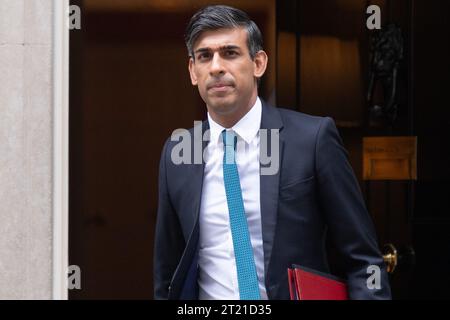 London, Großbritannien. Oktober 2023. Der britische Premierminister Rishi Sunak verlässt die Downing Street in Richtung Parlament, wo er eine Erklärung zum Israel-HAMAS-Konflikt abgeben wird. Quelle: Justin Ng/Alamy Live News. Stockfoto