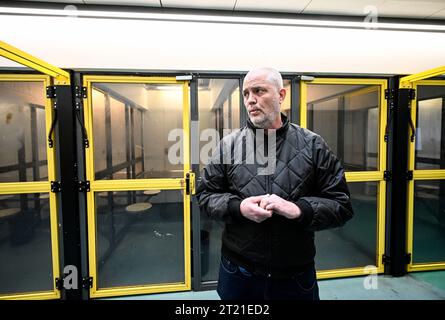 KOPENHAGEN 01.02.2023Betriebsleiter Rasmus Koberg Christiansen zeigt die Räume, in denen Konsumenten ihre Drogen rauchen können, auf der H17 auf Vesterbro in Kopenhagen. Ein Schild an der Wand besagt, dass es strengstens verboten ist, Marihuana zu rauchen. Rasmus Koberg Christiansen erklärt, dass es paradox klingen mag, dass es aber nur schwerere Drogen wie Heroin und Kokain rauchen darf. In den klinischen Räumlichkeiten gibt es von sauberen Nadeln bis hin zu sterilisierter Zitronensäure alles, aber auch medizinisches Personal, das im Falle einer Überdosierung schnell handeln kann. - Es gibt immer mindestens zwei Experten, die hier arbeiten Stockfoto