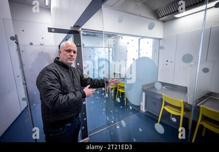 KOPENHAGEN 01.02.2023Betriebsleiter Rasmus Koberg Christiansen zeigt die kleineren Spritzräume mit Platz für jeweils zwei Personen im H17 auf Vesterbro in Kopenhagen. Im großen Spritzraum gibt es Platz für neun Personen. In den klinischen Räumlichkeiten gibt es von sauberen Nadeln bis hin zu sterilisierter Zitronensäure alles, aber auch medizinisches Personal, das im Falle einer Überdosierung schnell handeln kann. - Es gibt immer mindestens zwei Experten, die hier arbeiten, sagt Koberg Christiansen. Die Gemeinde Kopenhagen öffnete im Oktober 2012 nach starker Opposition die Türen zu ihrem ersten Spritzraum Stockfoto