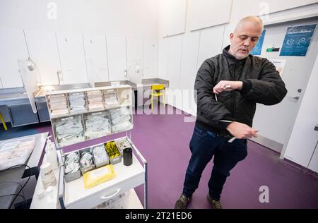 KOPENHAGEN 01.02.2023Operations Manager Rasmus Koberg Christiansen zeigt rund um H17 im Vesterbro in Kopenhagen. In der Spritze ist Platz für neun Personen. In den klinischen Räumlichkeiten gibt es von sauberen Nadeln bis hin zu sterilisierter Zitronensäure alles, aber auch medizinisches Personal, das im Falle einer Überdosierung schnell handeln kann. - Es gibt immer mindestens zwei Experten, die hier arbeiten, sagt Koberg Christiansen. Die Gemeinde Kopenhagen öffnete im Oktober 2012 nach starkem Widerstand sowohl von Einwohnern als auch von Politikern unter anderem aus Dänemark die Türen zu ihrem ersten Spritzraum Stockfoto