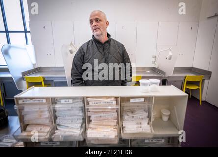 KOPENHAGEN 01.02.2023Operations Manager Rasmus Koberg Christiansen zeigt rund um H17 im Vesterbro in Kopenhagen. In der Spritze ist Platz für neun Personen. In den klinischen Räumlichkeiten gibt es von sauberen Nadeln bis hin zu sterilisierter Zitronensäure alles, aber auch medizinisches Personal, das im Falle einer Überdosierung schnell handeln kann. - Es gibt immer mindestens zwei Experten, die hier arbeiten, sagt Koberg Christiansen. Die Gemeinde Kopenhagen öffnete im Oktober 2012 nach starkem Widerstand sowohl von Einwohnern als auch von Politikern unter anderem aus Dänemark die Türen zu ihrem ersten Spritzraum Stockfoto