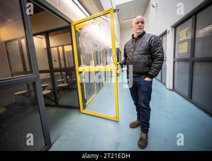 KOPENHAGEN 01.02.2023Betriebsleiter Rasmus Koberg Christiansen zeigt die Räume, in denen Konsumenten ihre Drogen rauchen können, auf der H17 auf Vesterbro in Kopenhagen. Ein Schild an der Wand besagt, dass es strengstens verboten ist, Marihuana zu rauchen. Rasmus Koberg Christiansen erklärt, dass es paradox klingen mag, dass es aber nur schwerere Drogen wie Heroin und Kokain rauchen darf. In den klinischen Räumlichkeiten gibt es von sauberen Nadeln bis hin zu sterilisierter Zitronensäure alles, aber auch medizinisches Personal, das im Falle einer Überdosierung schnell handeln kann. - Es gibt immer mindestens zwei Experten, die hier arbeiten Stockfoto