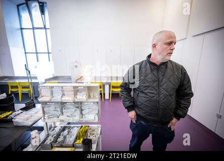 KOPENHAGEN 01.02.2023Operations Manager Rasmus Koberg Christiansen zeigt rund um H17 im Vesterbro in Kopenhagen. In der Spritze ist Platz für neun Personen. In den klinischen Räumlichkeiten gibt es von sauberen Nadeln bis hin zu sterilisierter Zitronensäure alles, aber auch medizinisches Personal, das im Falle einer Überdosierung schnell handeln kann. - Es gibt immer mindestens zwei Experten, die hier arbeiten, sagt Koberg Christiansen. Die Gemeinde Kopenhagen öffnete im Oktober 2012 nach starkem Widerstand sowohl von Einwohnern als auch von Politikern unter anderem aus Dänemark die Türen zu ihrem ersten Spritzraum Stockfoto