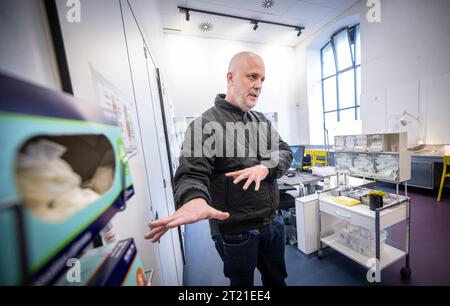 KOPENHAGEN 01.02.2023Operations Manager Rasmus Koberg Christiansen zeigt rund um H17 im Vesterbro in Kopenhagen. In der Spritze ist Platz für neun Personen. In den klinischen Räumlichkeiten gibt es von sauberen Nadeln bis hin zu sterilisierter Zitronensäure alles, aber auch medizinisches Personal, das im Falle einer Überdosierung schnell handeln kann. - Es gibt immer mindestens zwei Experten, die hier arbeiten, sagt Koberg Christiansen. Die Gemeinde Kopenhagen öffnete im Oktober 2012 nach starkem Widerstand sowohl von Einwohnern als auch von Politikern unter anderem aus Dänemark die Türen zu ihrem ersten Spritzraum Stockfoto