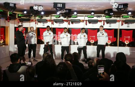 Luke Shaw, Marcus Rashford, Bruno Fernandes, Jadon Sancho & Scott McTominay von Manchester United Launch Manchester Uniteds New Away Trikot für 2022/2023 auf der Bühne mit einem umgedrehten Umkleideraum, da sie beim Adidas New Away Trikot für die Saison 2022/23 in Melbourne, Australien, auf dem Federation Square „DOWN UNDER“ stehen. - Manchester United Kit Launch, Flinders Street Station, Melbourne. - 16. Juli 2022. Nur Redaktionelle Verwendung. Stockfoto