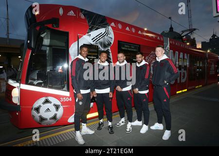 Marcus Rashford, Jadon Sancho, Luke Shaw, Bruno Fernandes und Scott McTominay von Manchester United kommen am Federation Square mit einer Melbourne Tram vor der Flinders Street Station an, die mit Manchester United Schildern umhüllt ist, bevor die Clubs New Away Trikots für die Saison 2022/23 in Melbourne, Australien, eingeführt werden. - Manchester United Kit Launch, Flinders Street Station, Melbourne. - 16. Juli 2022. Nur Redaktionelle Verwendung. Stockfoto