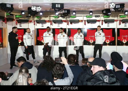 Luke Shaw, Marcus Rashford, Bruno Fernandes, Jadon Sancho & Scott McTominay von Manchester United Launch Manchester Uniteds New Away Trikot für 2022/2023 auf der Bühne mit einem umgedrehten Umkleideraum, da sie beim Adidas New Away Trikot für die Saison 2022/23 in Melbourne, Australien, auf dem Federation Square „DOWN UNDER“ stehen. - Manchester United Kit Launch, Flinders Street Station, Melbourne. - 16. Juli 2022. Nur Redaktionelle Verwendung. Stockfoto