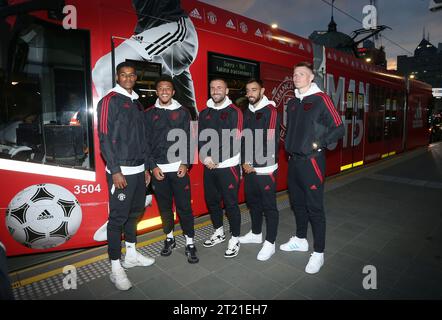 Marcus Rashford, Jadon Sancho, Luke Shaw, Bruno Fernandes und Scott McTominay von Manchester United kommen am Federation Square mit einer Melbourne Tram vor der Flinders Street Station an, die mit Manchester United Schildern umhüllt ist, bevor die Clubs New Away Trikots für die Saison 2022/23 in Melbourne, Australien, eingeführt werden. - Manchester United Kit Launch, Flinders Street Station, Melbourne. - 16. Juli 2022. Nur Redaktionelle Verwendung. Stockfoto