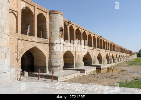 SI-o-se-pol-Brücke. Die berühmte zweistöckige Steinbrücke mit 33 Bögen über den Fluss Zayandeh in Isfahan. Iran Stockfoto