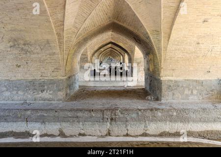 Isfahan, Iran – Juli 31 2023: SI-o-se-pol-Brücke. Die berühmte zweistöckige Steinbrücke mit 33 Bögen über den Fluss Zayandeh in Isfahan Stockfoto