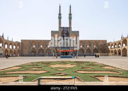 Yazd, Iran - 03. August 2023: Außenansicht der Amir Chakhmaq-Moschee Stockfoto