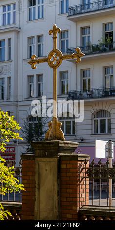 Kirchenkreuz Am Eingang Zur St. Johanniskirche in Alt-Moabit, Berlin Stockfoto