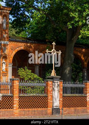 Kirchenkreuz Am Eingang Zur St. Johanniskirche in Alt-Moabit, Berlin Stockfoto