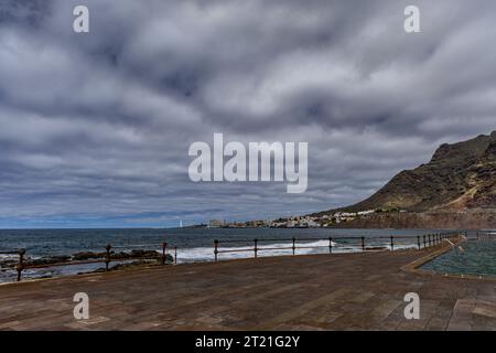 Alte rostige Leitplanken gefährlicher Ort am Meer Spanien Stockfoto