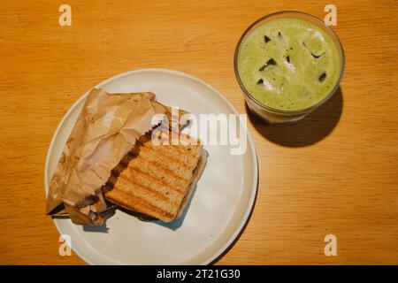 Café-Bar, Frühstück wird flach serviert Stockfoto