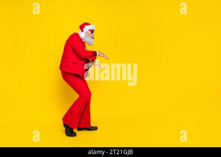 Profilfoto in voller Größe von positiver Person tanzt Weihnachten Ereignis leerer Raum isoliert auf gelbem Hintergrund Stockfoto