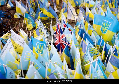 Kiew, Ukraine. Oktober 2023. Zwischen den ukrainischen Flaggen befindet sich eine Union Jack-Flagge, die einen gefallenen britischen Soldaten darstellt, an der provisorischen Gedenkstätte am Independent Square. Tausende von Flaggen wurden an der provisorischen Gedenkstätte für die gefallenen Soldaten auf dem Unabhängigkeitsplatz in Kiew gepflanzt. Jede Flagge ist eine Hommage an gefallene Soldaten, die seit Februar 2022 im Russisch-Ukrainischen Krieg für die Ukraine kämpfen. Quelle: SOPA Images Limited/Alamy Live News Stockfoto