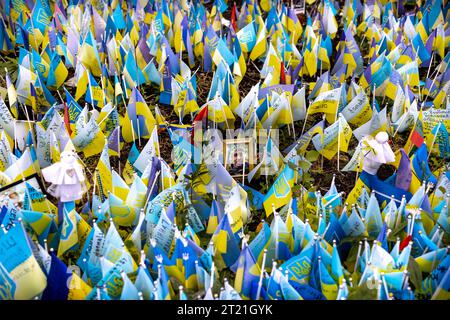 Kiew, Ukraine. Oktober 2023. Ein Porträt eines gefallenen Soldaten ist in der Mitte der ukrainischen Fahnen an der provisorischen Gedenkstätte am Independent Square zu sehen. Tausende von Flaggen wurden an der provisorischen Gedenkstätte für die gefallenen Soldaten auf dem Unabhängigkeitsplatz in Kiew gepflanzt. Jede Flagge ist eine Hommage an gefallene Soldaten, die seit Februar 2022 im Russisch-Ukrainischen Krieg für die Ukraine kämpfen. Quelle: SOPA Images Limited/Alamy Live News Stockfoto