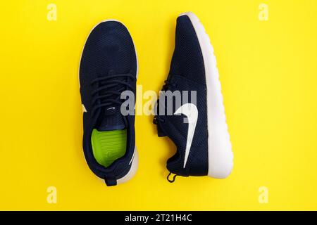 Tyumen, Russland, 03. August 2023: Blaue Nike Sneakers. Gelber Hintergrund, Sportschuh Sneakers Lifestyle Konzept Streetwear Stockfoto