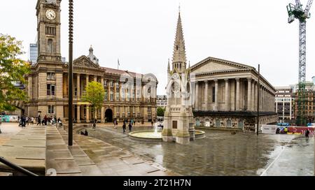 CHAMBERLAIN SQUARE, BIRMINGHAM, GROSSBRITANNIEN - 2. OKTOBER 2023. Landschaft von Birmingham's historischem Council House und Town Hall Gebäude mit dem Chamberlain Mem Stockfoto