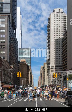 NEW YORK, USA, 17. SEPTEMBER 2023. Umweltaktivisten und Demonstranten des Klimawandels marschieren bei einer Kundgebung und stoppen den Verkehr in New York City Stockfoto